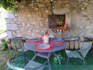 Maisons de vacances lou caladou gite en pierre avec spa : photos des chambres