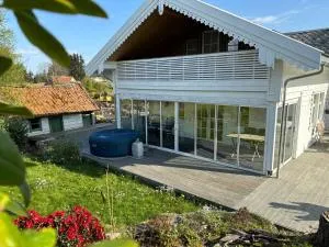 Koselig stort gårdshus, m/boblebad. Båt kan leies - Vorland