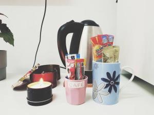 Single Beds, Private Bath & Balcony, Shared Kitchen with Local Family by Pillows & Purrs