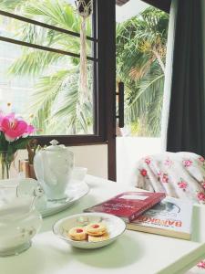 Single Beds, Private Bath & Balcony, Shared Kitchen with Local Family by Pillows & Purrs