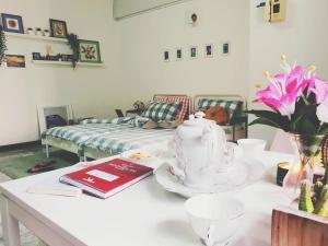 Single Beds, Private Bath & Balcony, Shared Kitchen with Local Family by Pillows & Purrs