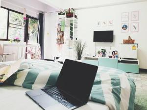 Single Beds, Private Bath & Balcony, Shared Kitchen with Local Family by Pillows & Purrs