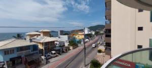 Apartamento no Centro de Bombinhas com Vista ao mar - ao lado de comércio em geral