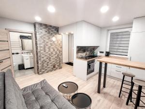 Butas ant ežero kranto