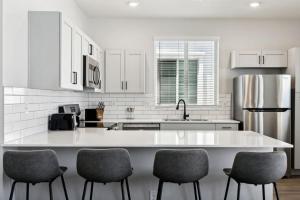 Fresh Modern Home in Buckeye with Pool,BBQ