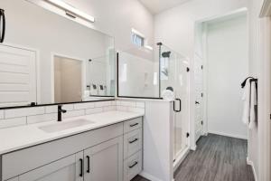 Fresh Modern Home in Buckeye with Pool,BBQ