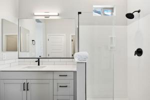 Fresh Modern Home in Buckeye with Pool,BBQ