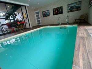 Appartements Loft Spa Reims-fr 250m2 privatifs, piscine interieure chauffee, spa et parking : photos des chambres