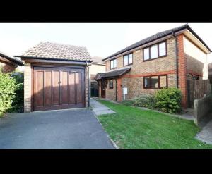 The Pondmore-Spacious Detached house in Ashford with free parking close to M20