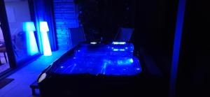 Appartements Honey Moon - studio romantique Jacuzzi et ecran cinema : photos des chambres