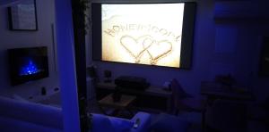 Appartements Honey Moon - studio romantique Jacuzzi et ecran cinema : photos des chambres