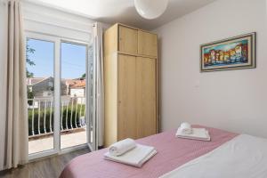 Stephanie green island apartments