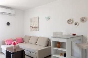 Stephanie green island apartments