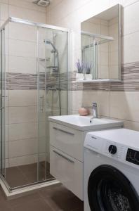 Stephanie green island apartments