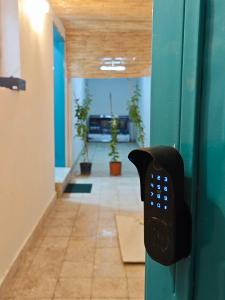 شقة أرضية واسعة بحمام واسع ومدخل خاص