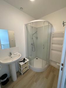 Maisons de vacances Maison - Reville avec son boulodrome ! : photos des chambres