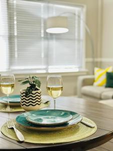 Charming Jax Apt for 4 with free parking