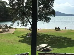 Beachside Bliss Castor Bay - Holiday by the Beach - Campbells Bay