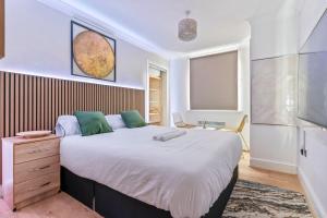 Central Birmingham 2 Bed with Balcony and City Views