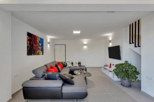 Family friendly apartments with a swimming pool Podgora, Makarska - 11937