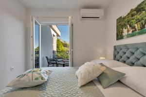 Family friendly apartments with a swimming pool Podgora, Makarska - 11937