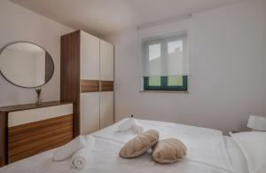 Apartments by the sea Turcic, Krk - 23084