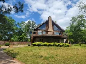 Gorgeous Cabin by Lake with Waterview and walking access - Leeward Landing