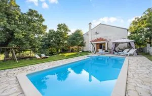 Awesome Home In Lozovac With Jacuzzi - Konjevrate