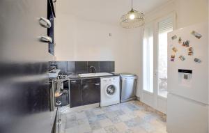Maisons de vacances Cozy Home In Villelongue De La S : photos des chambres