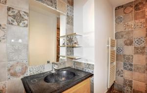 Maisons de vacances Cozy Home In Villelongue De La S : photos des chambres
