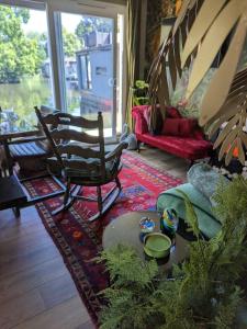 Tulana Taggs - floating home on idyllic island