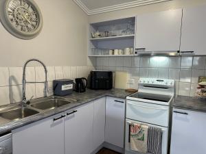 Daisy Cottage on Duke 2BR