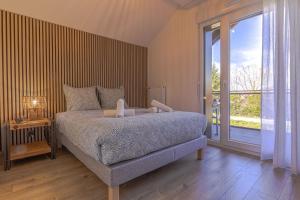 La Colombe - Bord de piste cyclable & lac