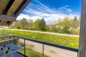 La Colombe - Bord de piste cyclable & lac