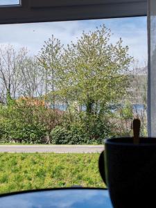 La Colombe - Bord de piste cyclable & lac