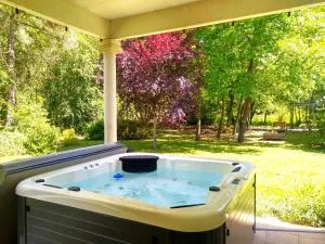 Le Parc Jean Édouard - Spa avec jacuzzi privé - Superbe villa 4 chambres - 9 couchages - 6 lits - Poêle - Parking - Climatisation réversible- Terrasse ombragée et grand jardin - Montech
