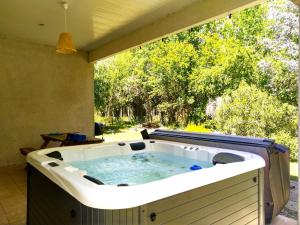 Maisons de vacances Le Parc Jean-Edouard - Superbe villa 4 chambres - 9 couchages - Jacuzzi et parking prives - Terrasse ombragee - Jardin - Climatisation : photos des chambres