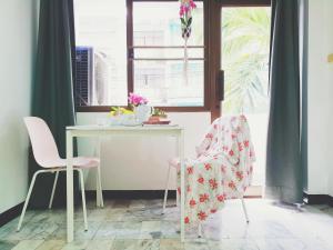 Single Beds, Private Bath & Balcony, Shared Kitchen with Local Family by Pillows & Purrs