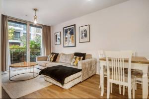 Chelsea Chic: An Upscale and Modern Flat