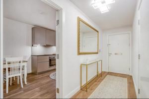 Chelsea Chic: An Upscale and Modern Flat