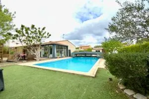 The family villa with indoor swimming pool air conditioning and wooded gar - Jacou