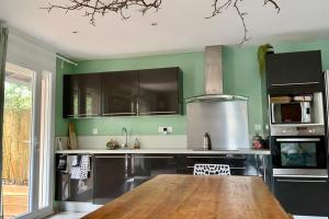 Maisons de vacances The family villa with indoor swimming pool air conditioning and wooded gar : photos des chambres