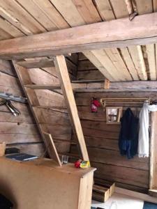 Gemütliche Blockhütte mit Außentoilette und Badezimmer im Haupthaus