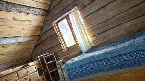 Gemütliche Blockhütte mit Außentoilette und Badezimmer im Haupthaus