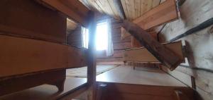 Gemütliche Blockhütte mit Außentoilette und Badezimmer im Haupthaus