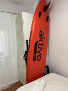 La Manga km 0, pisos estudios - planta baja - 100m de la playa - studio flats - ground floor - 100m from the beach, cada con bicis & tabla SUP, piscina & pádel & tenis & más - each with bikes & SUP board, pool & paddle & tennis & more