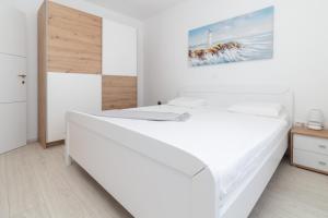 Sea front apartment Dani with private terrace and private garden - by TA Leut Agency