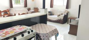 Casa térrea com piscina a 250 metros da praia