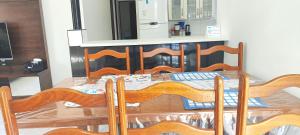 Casa térrea com piscina a 250 metros da praia