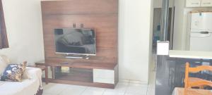 Casa térrea com piscina a 250 metros da praia